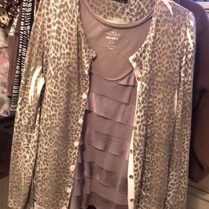Beautiful taupe leopard print 2-piece lightweight sweater and ruffled tank